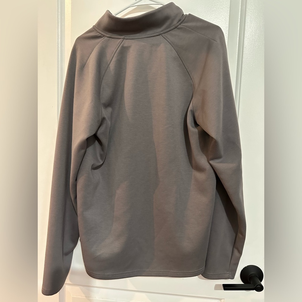 Detroit Red Wings and Tigers grey dual branded quarter zip pullover. Men’s S
